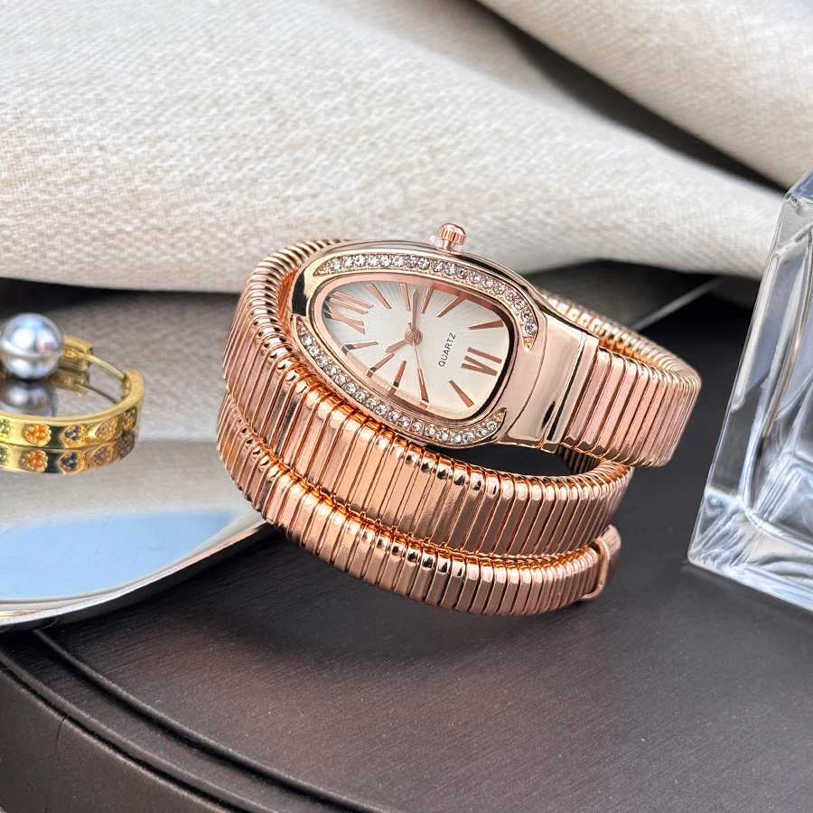 Women's fashion high quality Serpentine alloy watch with diamond case Celebrity style high-grade quartz bracelet watch