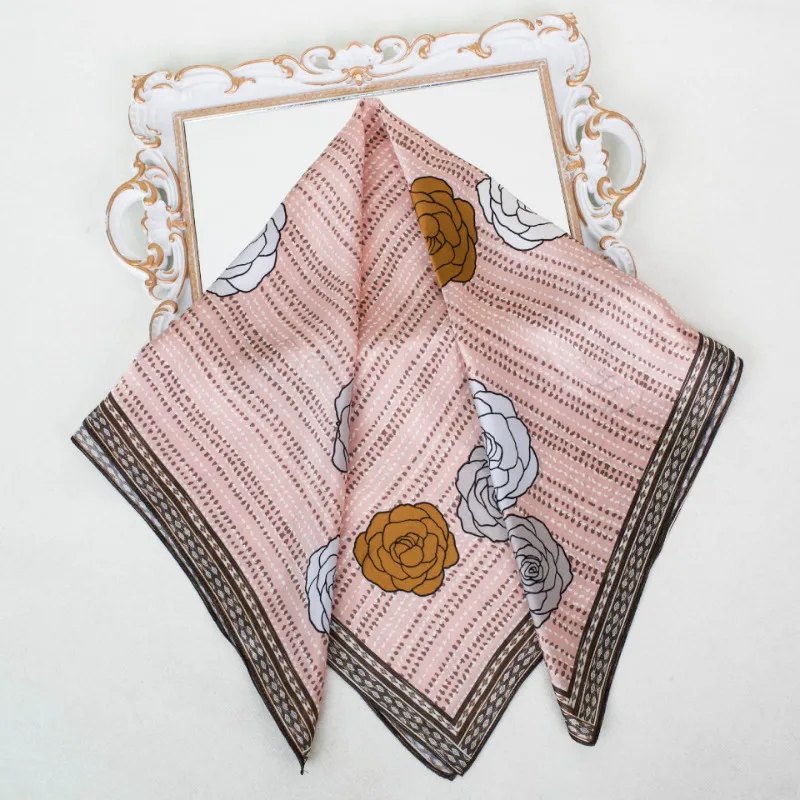 Sciarpa con motivo camelia rosa da 68 cm per donna Primavera Estate Nuova sciarpa di seta imitazione per scialle versatile e alla moda