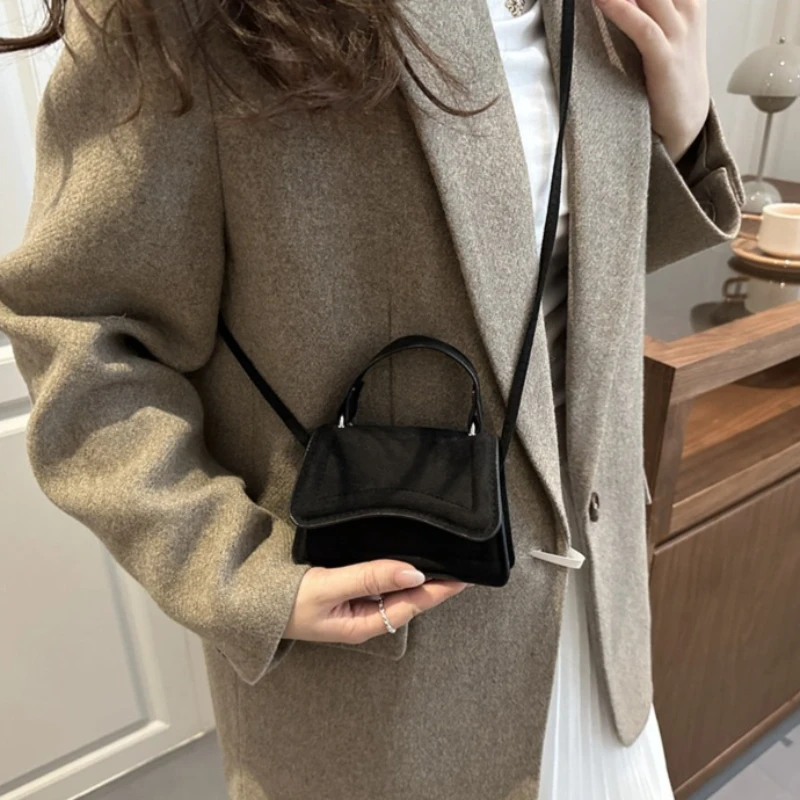 حقيبة كروس صغيرة عصرية للنساء حقيبة كتف نسائية عالية الجودة بلون سادة حقيبة يد كاجوال بسيطة لخريف وشتاء جديد