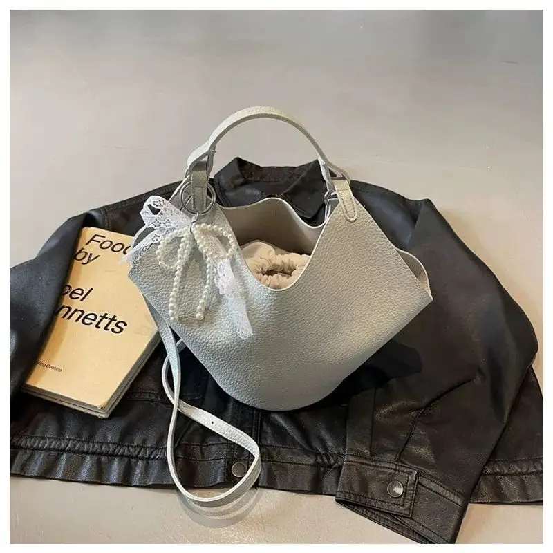 

2025 New Niche Design High-end Shoulder Messenger Bag Fashion Versatile Casual Large-capacity Tote Bags Women Fashion Package
