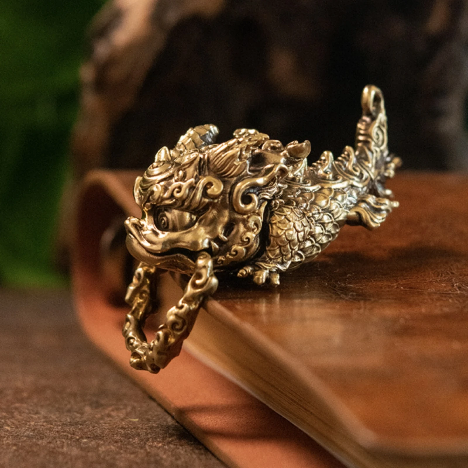 ornement-dragon-chi-aux-flammes-bouclees-accessoire-de-mode-piece-decorative-a-corps-ecailleux-design-3d-pour-presentation-sur-bureau