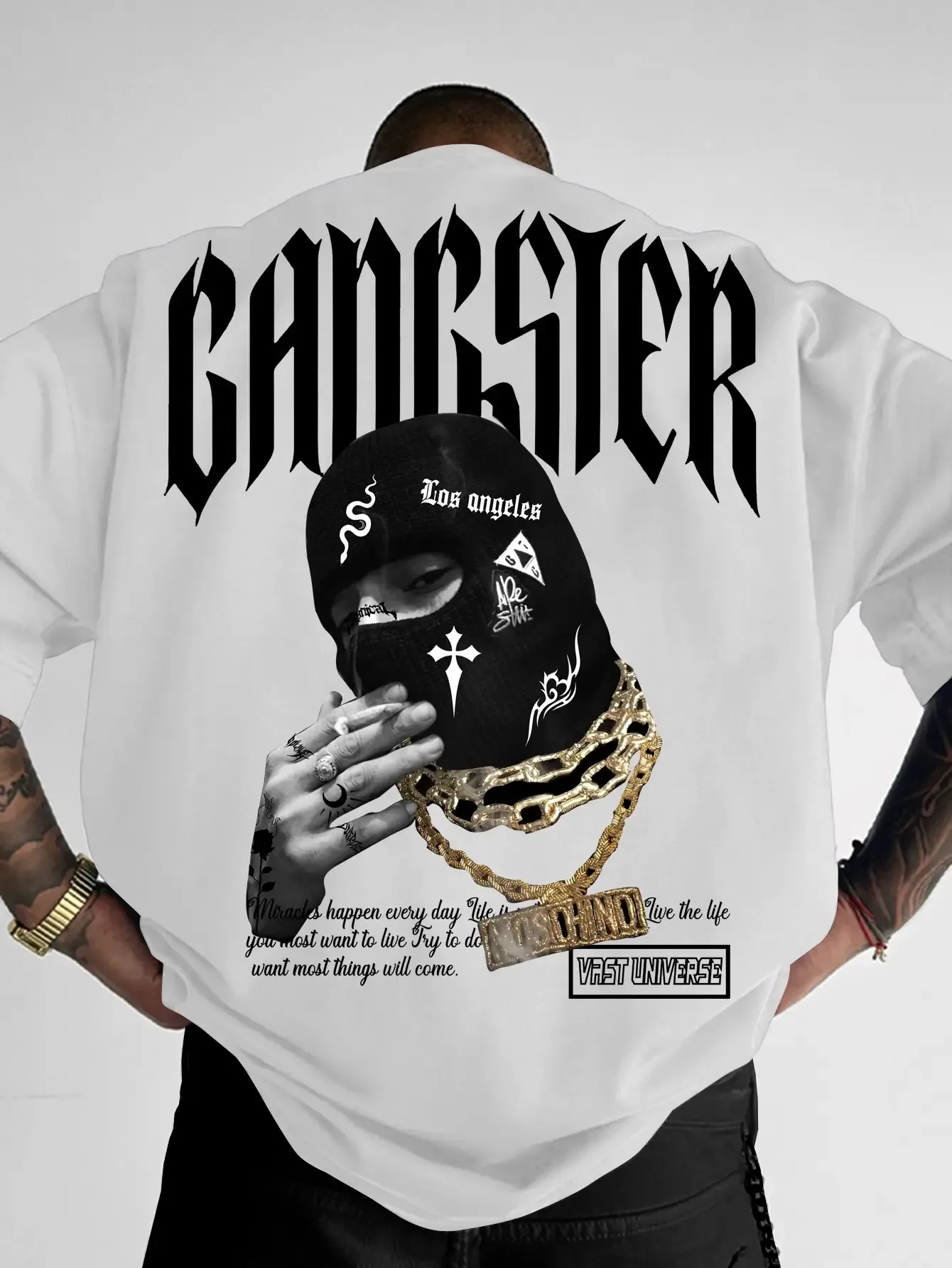 Gangster-Sturmhaube mit Goldketten-Print auf Premium-T-Shirt aus 100 % Baumwolle für Herren, perfekt für sommerliche urbane Streetwear.