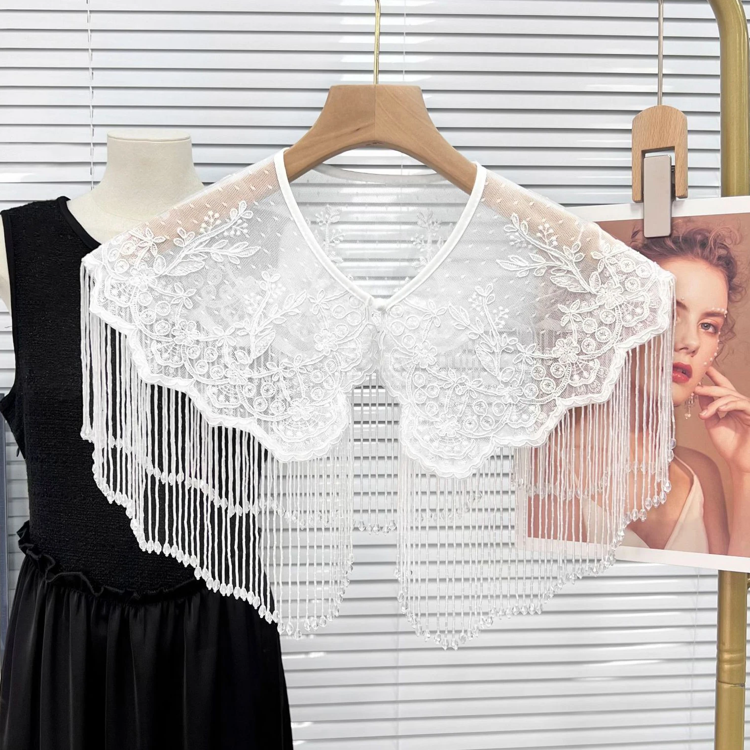 エレガントな刺繍入りクラウドショルダーウェディングドレス、レースショール付きブライダルガウン、高級チャイナスタイル、スパンコールタッセルドレス、カジュアルな服装規定に適合