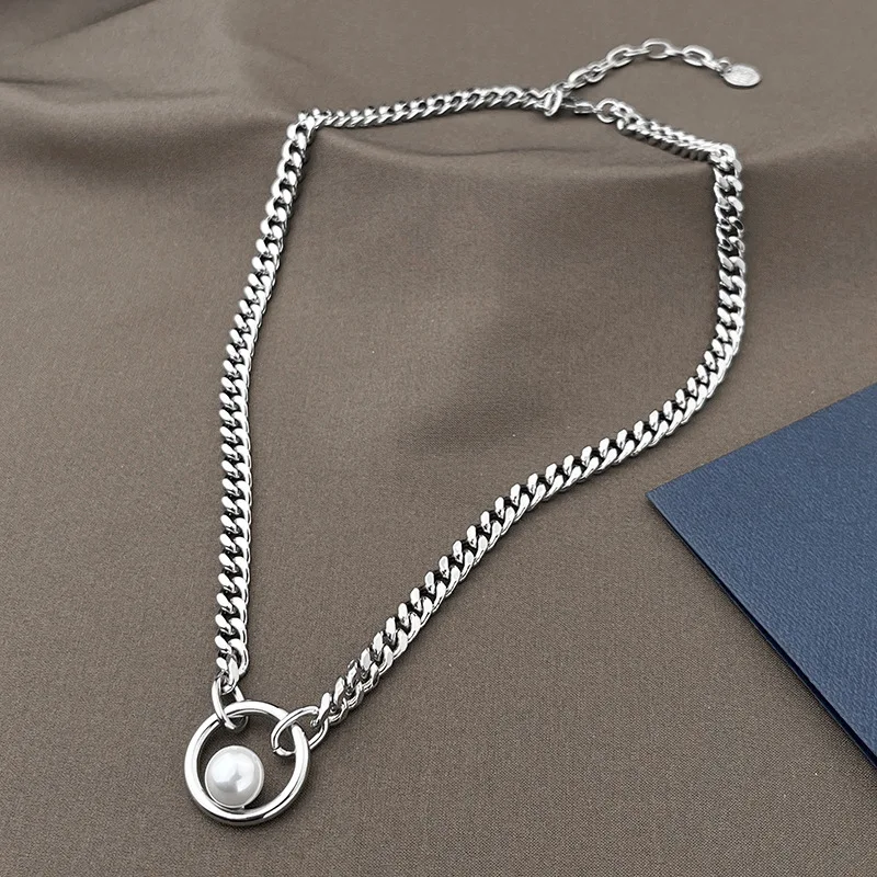 

The new titanium steel pearl geometric circle necklace exudes a fashionable and simple feminine charm. It is a collarbone chain