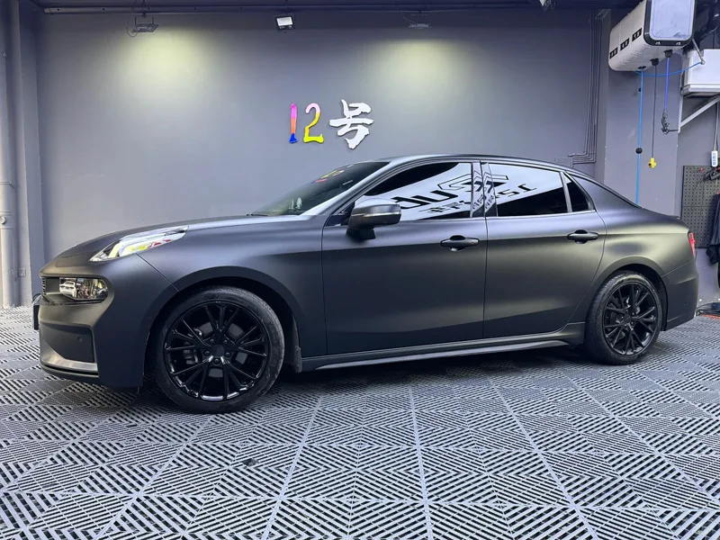 PET Matte Satin Schwarze Vinyl-Folienrolle mit Luftkanälen, Dehnbare Selbstklebende Aufkleber-Folie für Motorrad und Auto – Detail 1