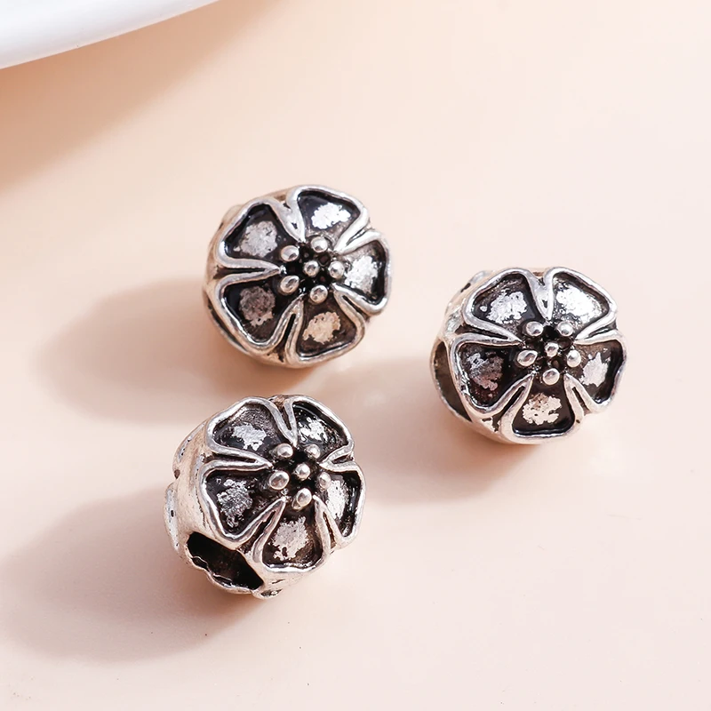 Leslie 15 Stück niedliche Blumen-Charms-Perlen-Anhänger für DIY Markenarmbänder, Halsketten, handgefertigte Schmuckherstellung, Zubehör – Detail 2