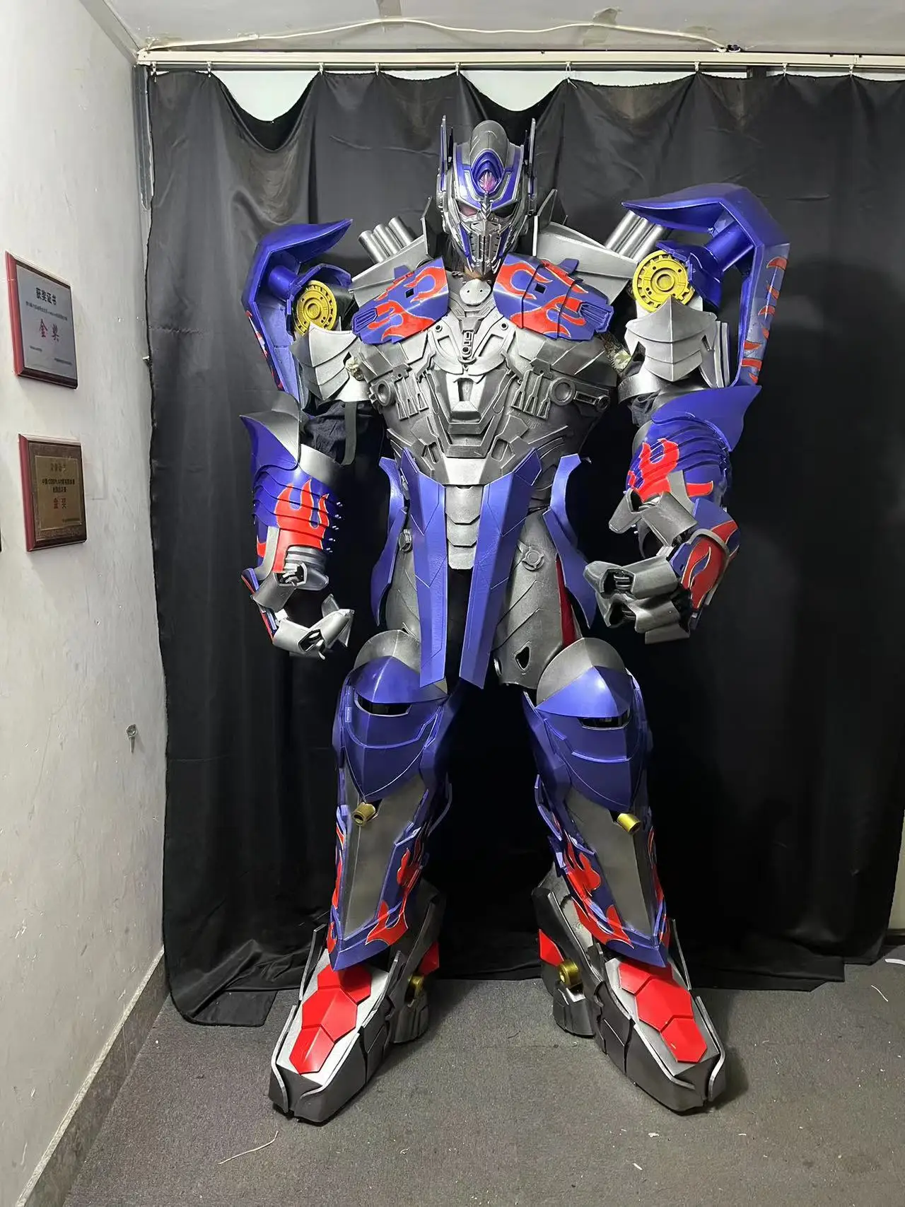 Les robots LED peuvent porter des vêtements de performance Optimus Prime Stage, armure de version humaine, psychologie, capable