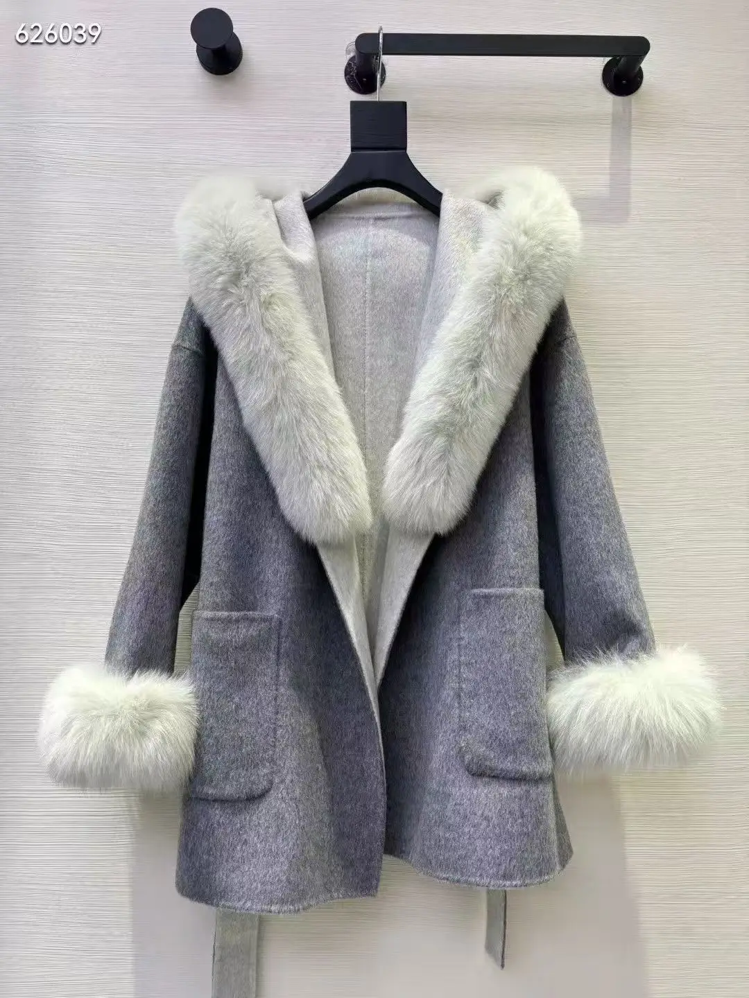 เสื้อโค้ทแคชเมียร์ผู้หญิง ดีไซน์หรูหรา เรียบง่าย อุ่นสบาย สำหรับฤดูหนาว พร้อมฮู้ดและปกขนสุนัขจิ้งจอก ดีไซน์กระเป๋าคู่