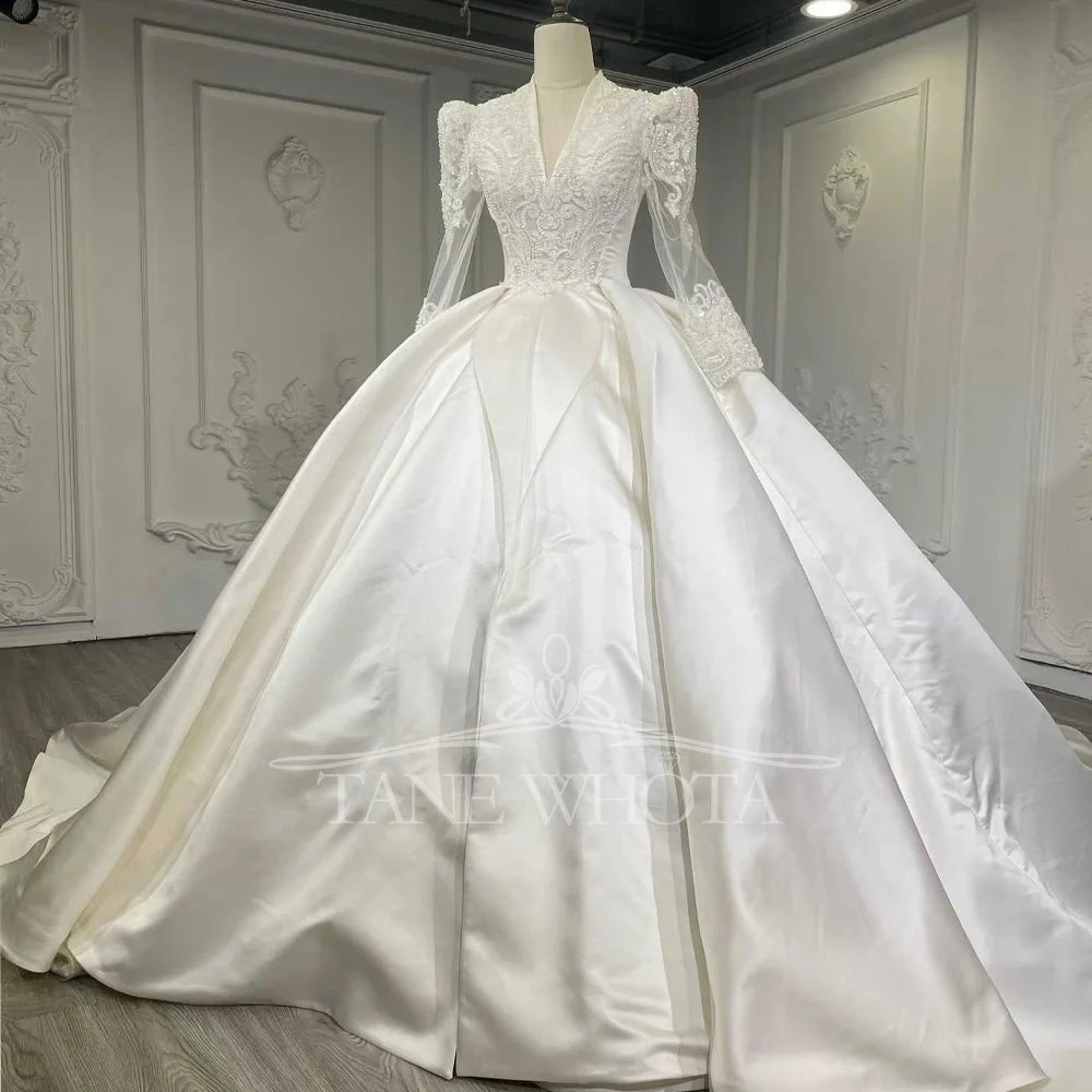 Abito da sposa a maniche lunghe con scollo a V in raso bianco avorio con lacci e buco della serratura sul retro con perline ricamate