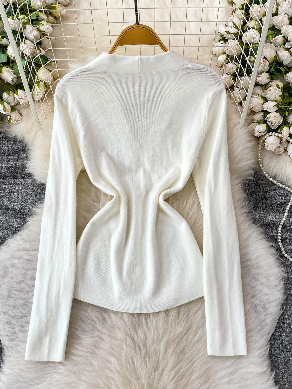 Fall 2025 Women's Sexy V-Ne Long Sve Knitted T-irt Loose Slimming Base Layer Top Versatile Comfortable Korean Sle Co...