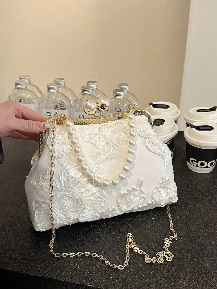 

Белый атласный клатч с цветочной вышивкой и жемчужной цепочкой-ремешком