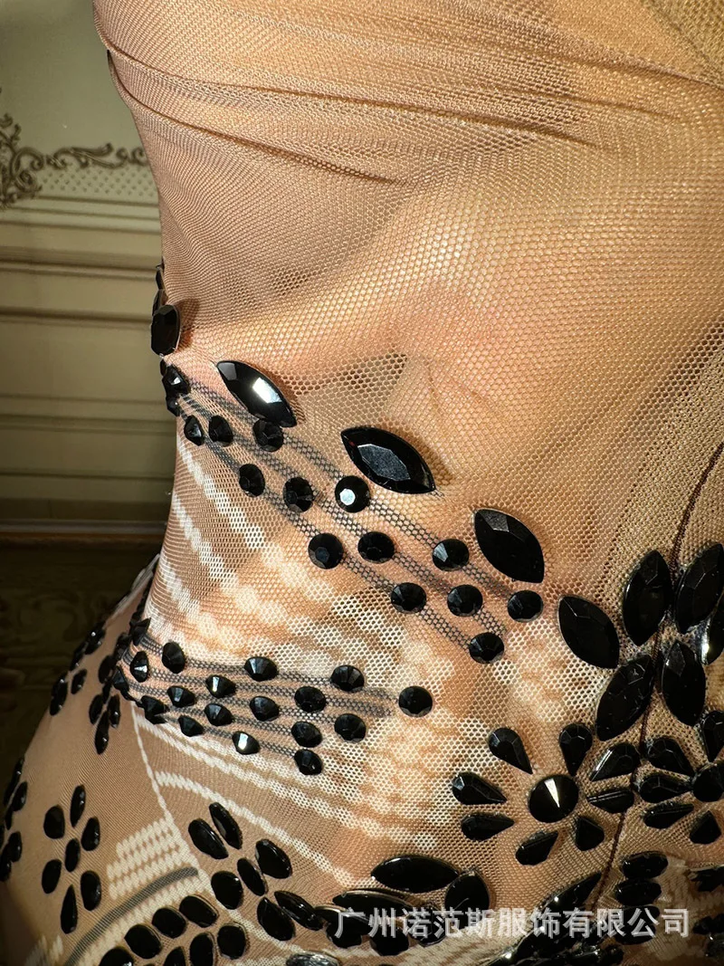 فستان مثير شبكي أسود شفاف على الورك ملابس للكبار نموذج المنصة ملابس نسائية لأداء الحفلات فيستدوس دي فيستا لوكسو