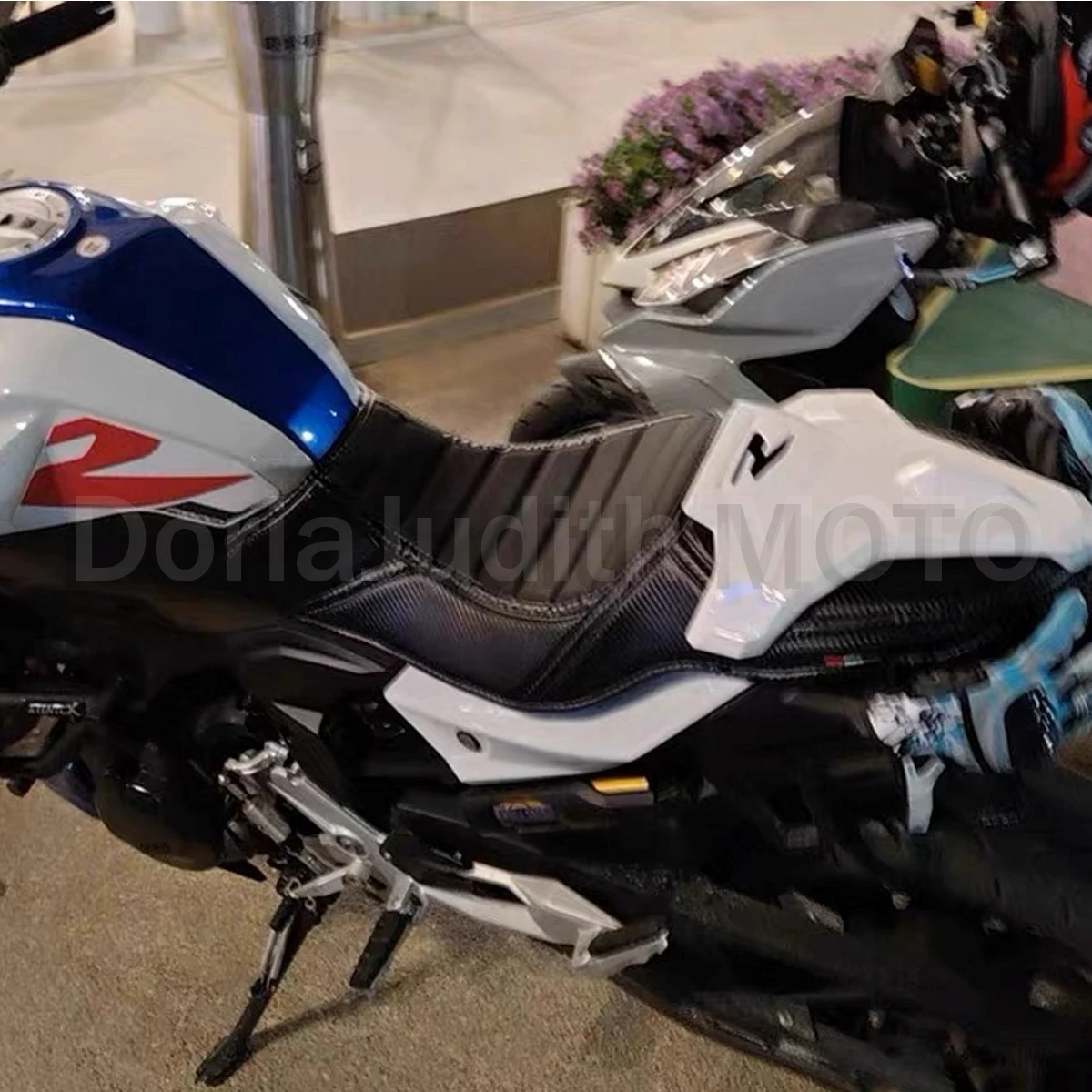 Imitacja włókna węglowego Gąbka Poduszka Modyfikacyjna Miękki Pokrowiec na Siedzenie Pogrubiający i zmiękczający wodoodporny DO BMW F900XR F900 900XR XR 900 2021