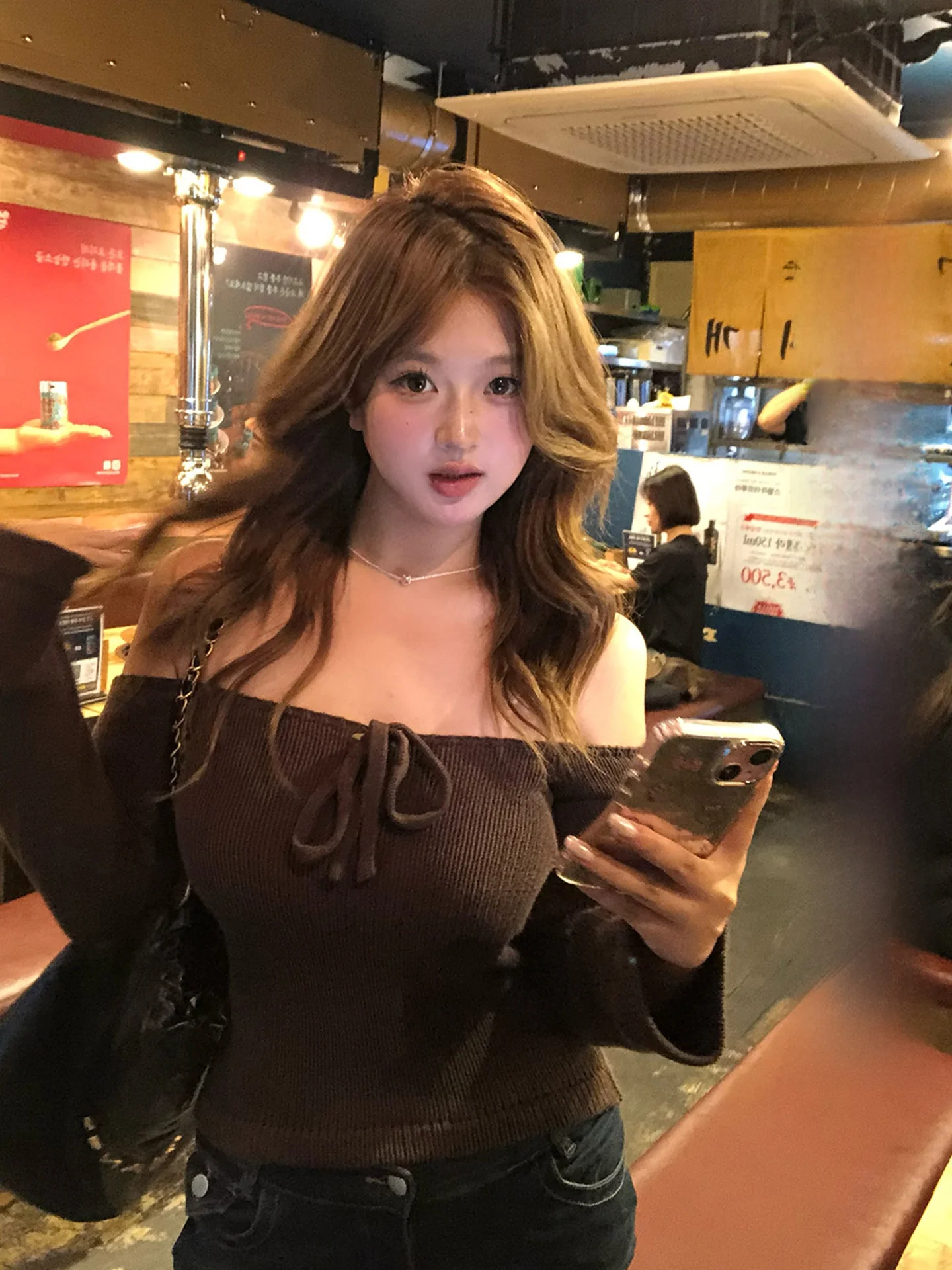 

Вязаный комплект из хлопка с эффектом сахарной обработки, облегающий, с джинсами-клешами, дизайном с завязками на одно плечо и длинными рукавами.