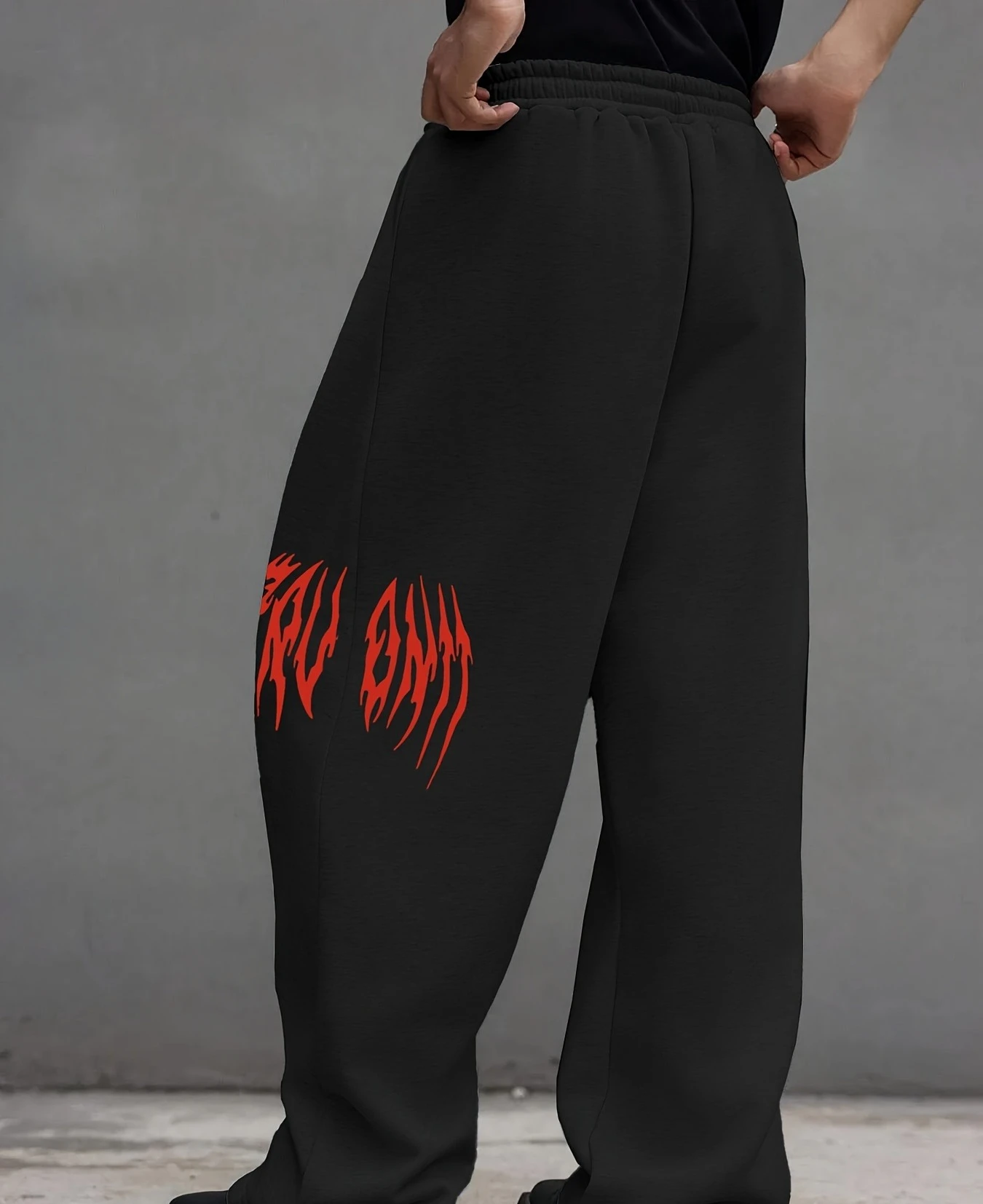 

Мужские брюки с завязками на талии и принтом в виде красных граффити — модные повседневные брюки, подходящие для ежедневной носки.