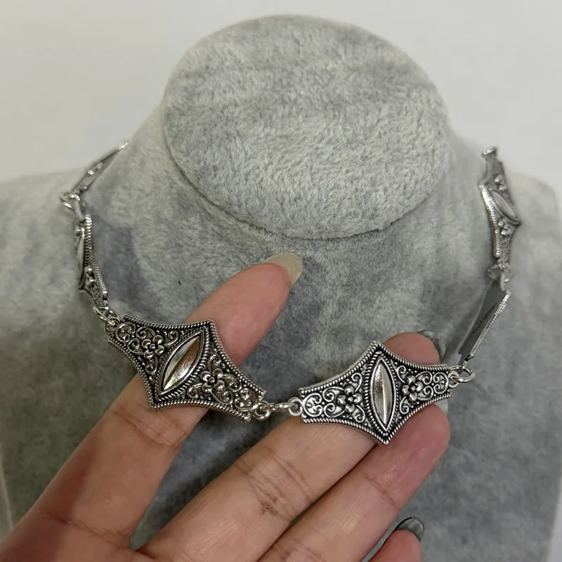 Hip-Hop Punk Bohemian Ethnische Choker-Halskette in Silberfarbe mit Gravur, Charm-Choker für Damen, Party- und Alltagsschmuck – Detail 2