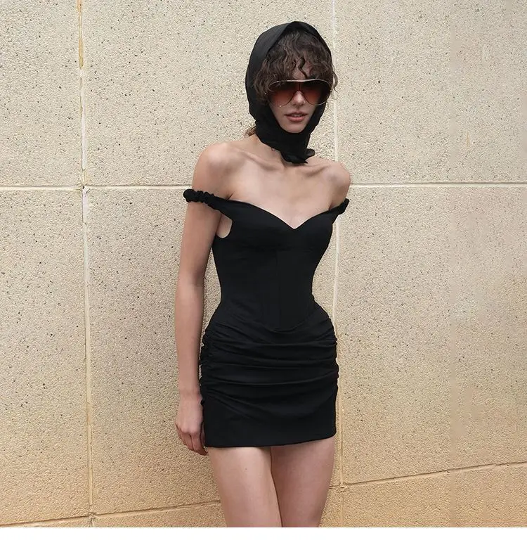 

Облегающие платья для полных женщин: сексуальные, зимние, с воротником-стойкой, для деловых встреч, строгие, простые, элегантные, приталенные, с акцентом на лаконичность и изысканность.