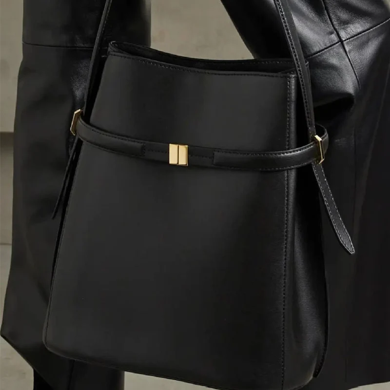 New tote bags for casual commuting, large-capacity bucket bags, and niche single-shoulder underarm bags