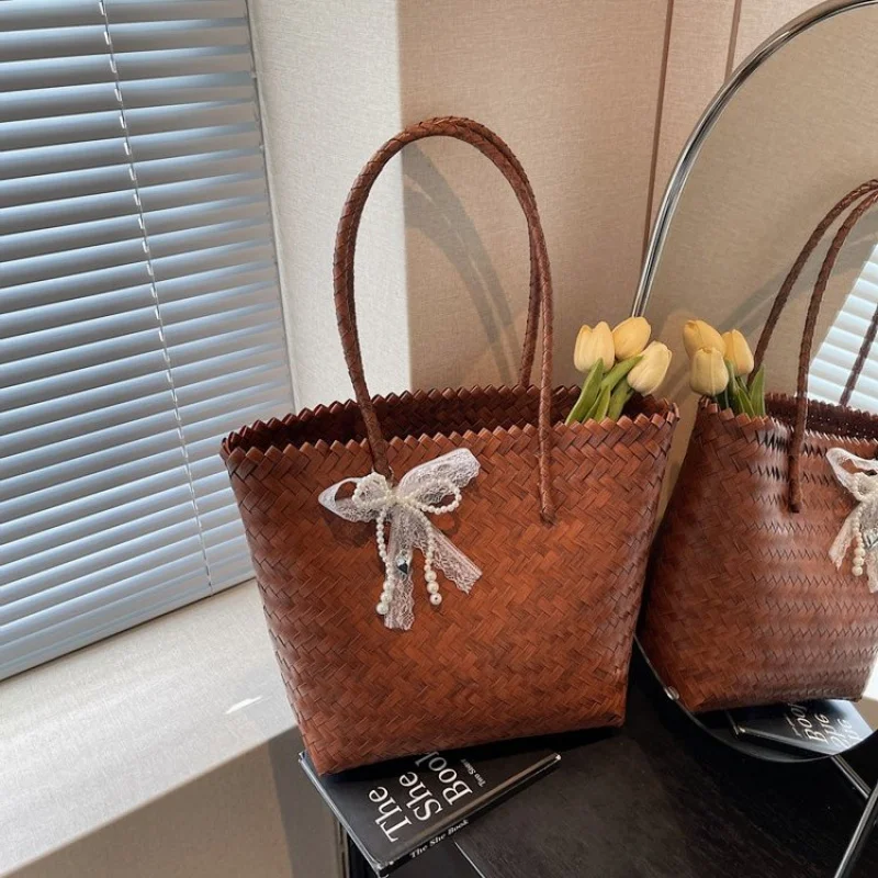 

Luxury Designer Tote Bag For Women In Premium Leather With Structured Shape And Dual Handles
