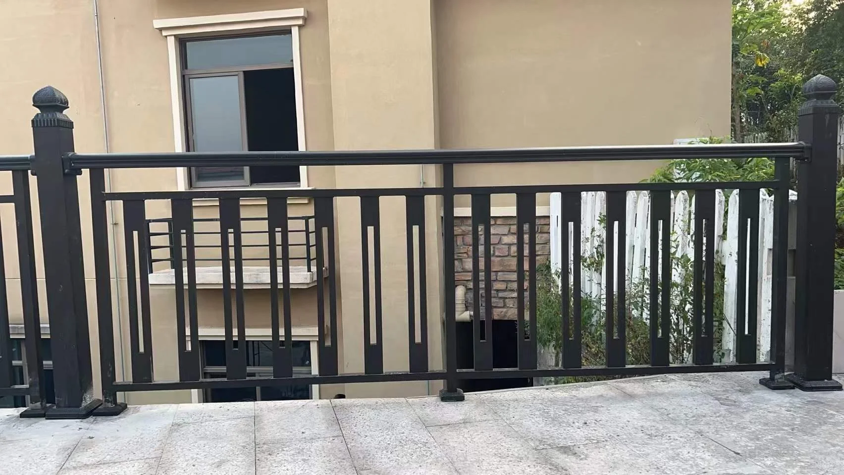 تصميم درابزين من الألومنيوم مخصص لدرابزين سطح درج الشرفة بارتفاع 6 أقدام مع خشب معالج بالضغط الطبيعي