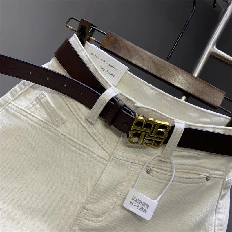 Nowe, proste szorty jeansowe do dojazdów do pracy, uniwersalne, wyszczuplające, w jednolitym kolorze, stylowe i wygodne.