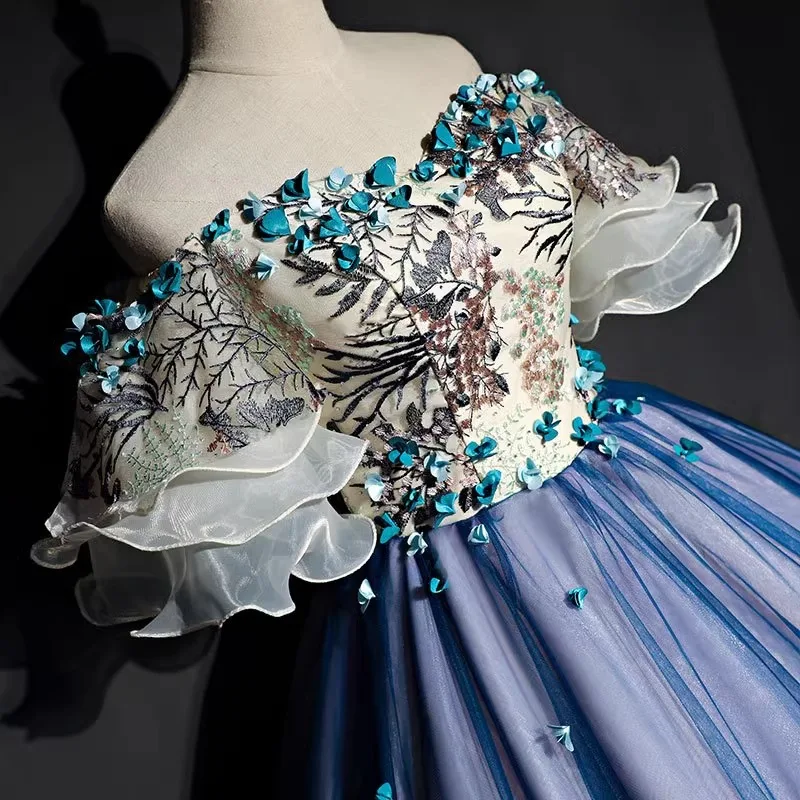 Abito da sera da donna con maniche a palloncino monospalla, adesivi alla moda, esame d'arte sul palco, abito da spettacolo, banchetto, grande abito da esposizione