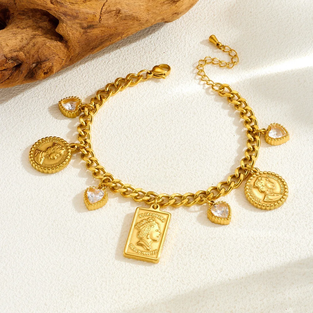 Anti-tarnish Queen Elizabeth Portrait Coin Charm Bracelet 18K Gold Plated Stainless Steel Heart Dangle Vintage Jewelry for Women
