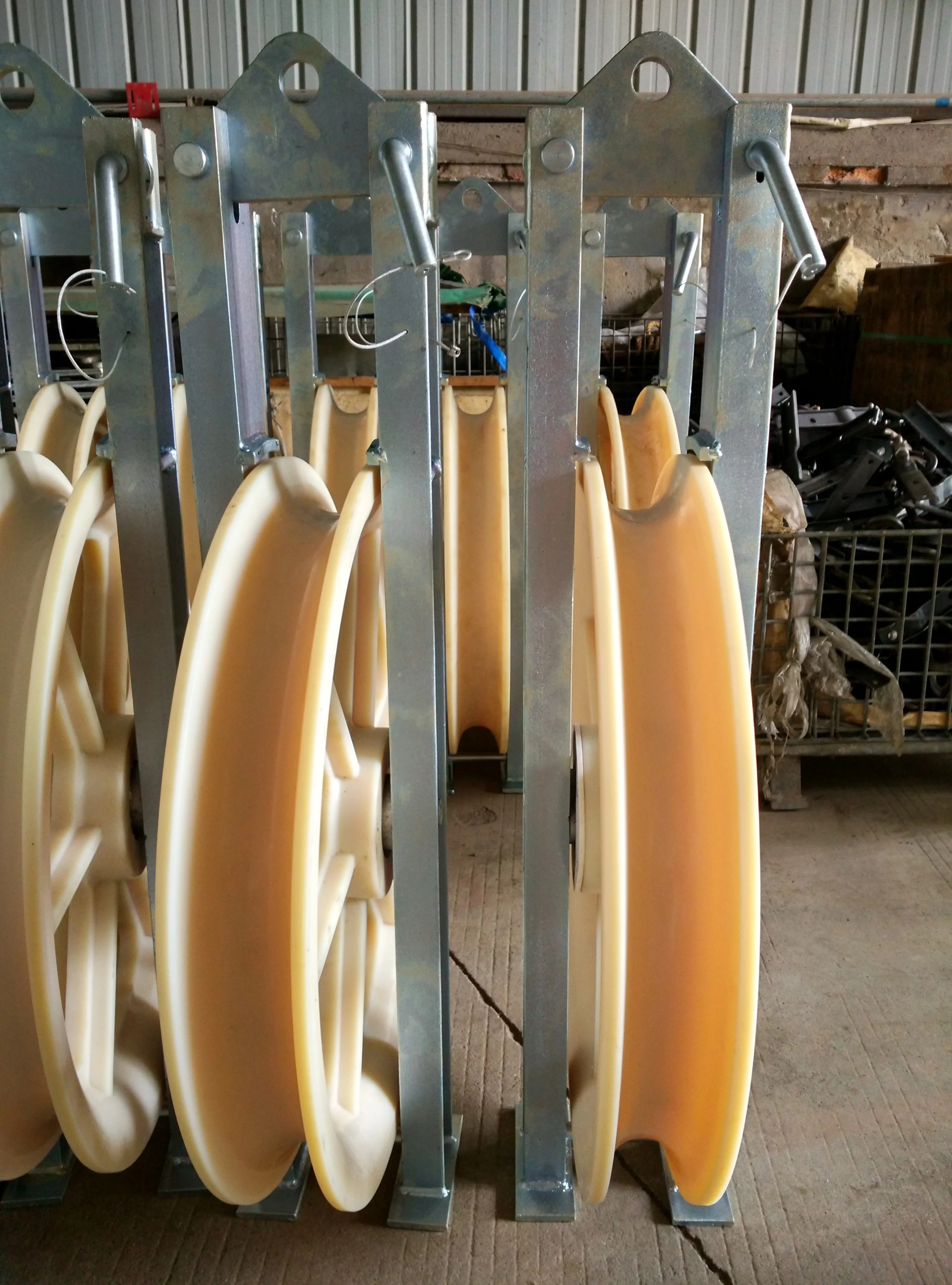 Large diameter three bundles of nylon pulley conductor pulley can be strung block