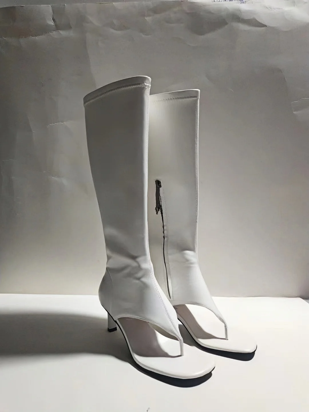 

Женские белые кожаные босоножки до колена с квадратным носком и средним каблуком, шикарный уникальный дизайн, модные элегантные женские ботильоны