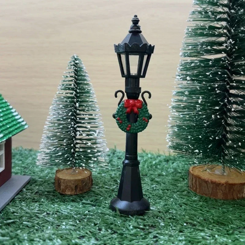 1/2 Sets of Dollhouse Appropriate Mini Street Lamps with Festive Wreaths for Micro Landscape Decor or Kids Play
