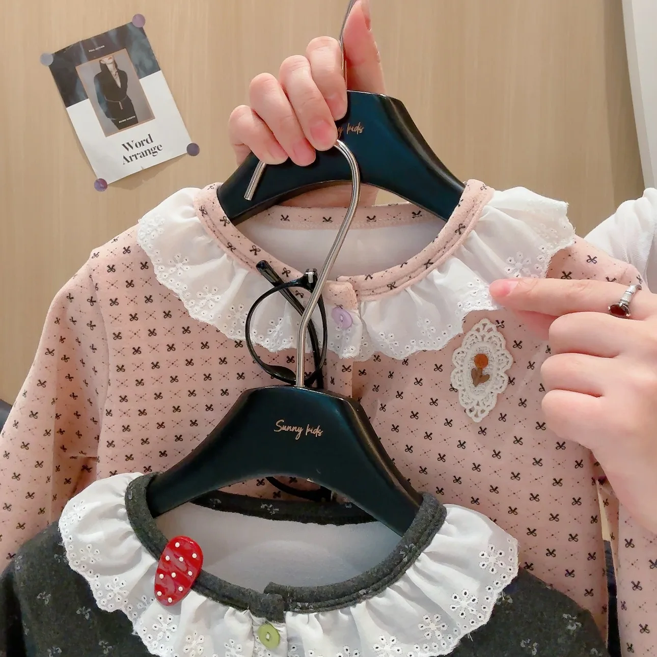 Baby-Mädchen-Set: Oberteil mit Spitze und Rüschenkragen + ausgestellte Hose, 2-teiliges Set, neues Herbst-Outfit für Kinder, mit Schleifenmuster, lässige Freizeitkleidung. – Detail 8