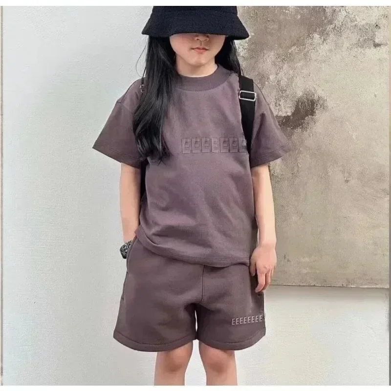 เด็กหรูหราออกแบบ 3D ซิลิโคนโลโก้แขนสั้นชาย High Street Relief Letter เสื้อยืดหลวมกางเกงขาสั้นฤดูร้อนชุด