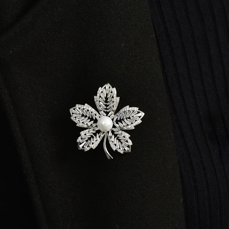 Accessorio per spilla senso dal design nuovissimo, decorazione per spilla per colletto, spilla di lusso leggera semplice e alla moda