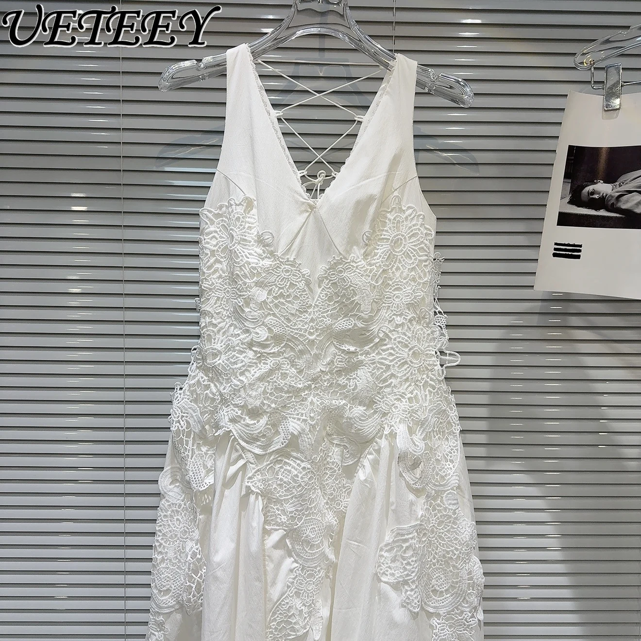 2025 Estate nuova celebrità francese a vita alta con scollo a V senza maniche abito da festa lungo bianco gancio in pizzo splicing maxi abiti gilet