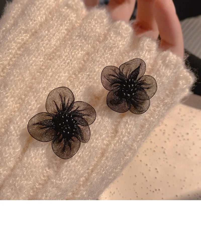 Black dominated 2024 fashion crystal temperament exaggerates women\'s earrings shrink lace flower long earrings