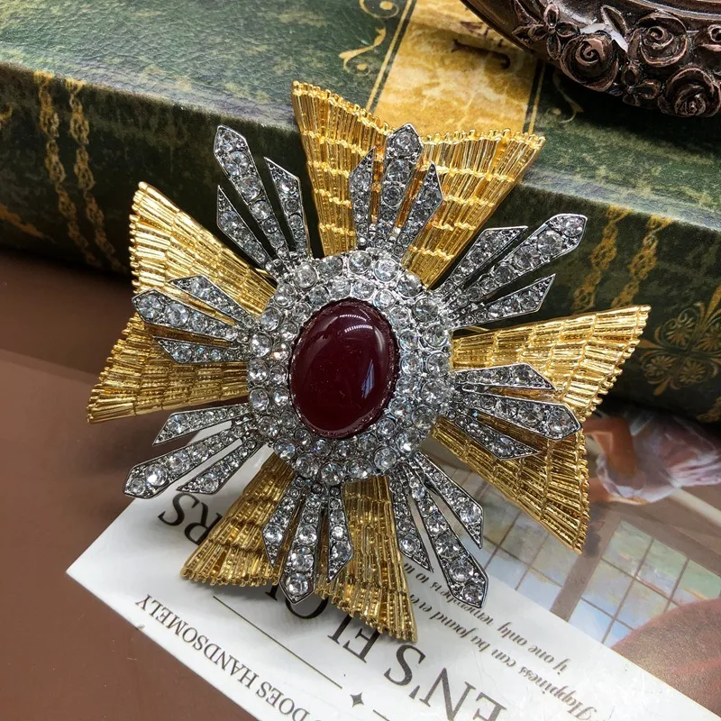 

Temperament Fashion Thick Gold-plated Micro-inlaid Rhinestone Temperament Sunflower Brooch Pin Elegant Design Corsage Exquisite