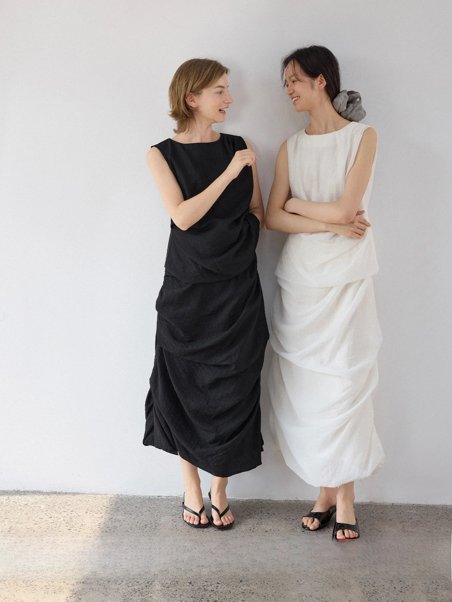 

Sonders een Copper Ammonia Fiber Sculpture Pleat Airy Svel Top Eco-Friendly Original Design Mid-Length Cover-Up