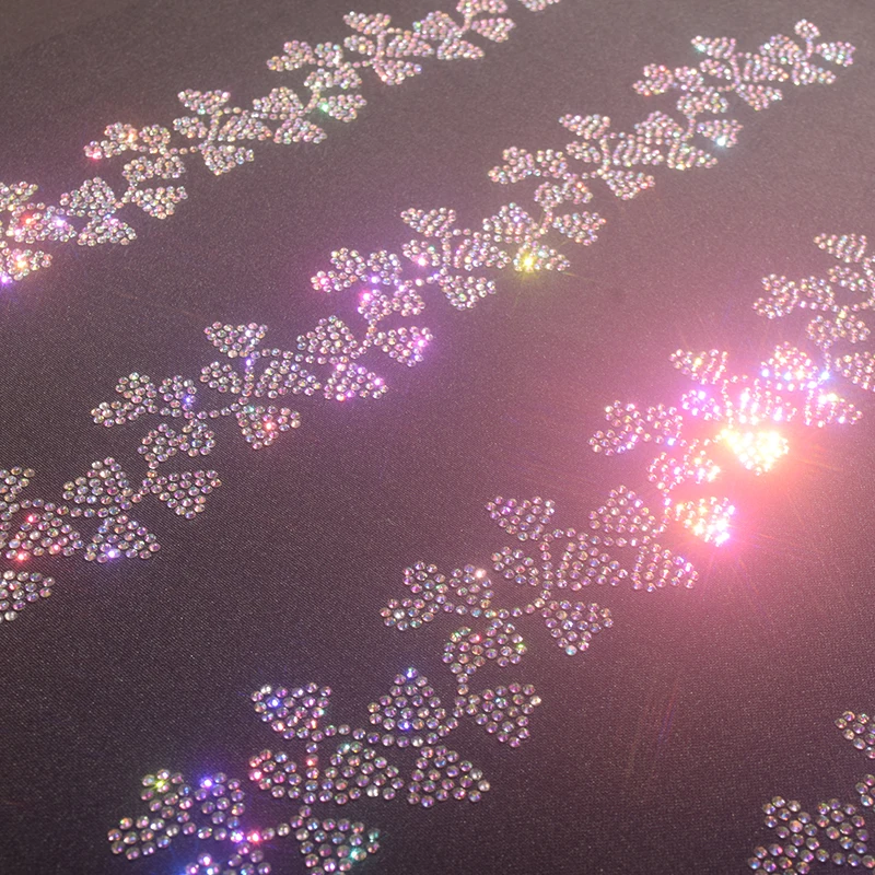 T-shirt estiva da donna in cotone di seta ghiaccio con stampa di diamanti a caldo, fiore casual con strass e diamanti