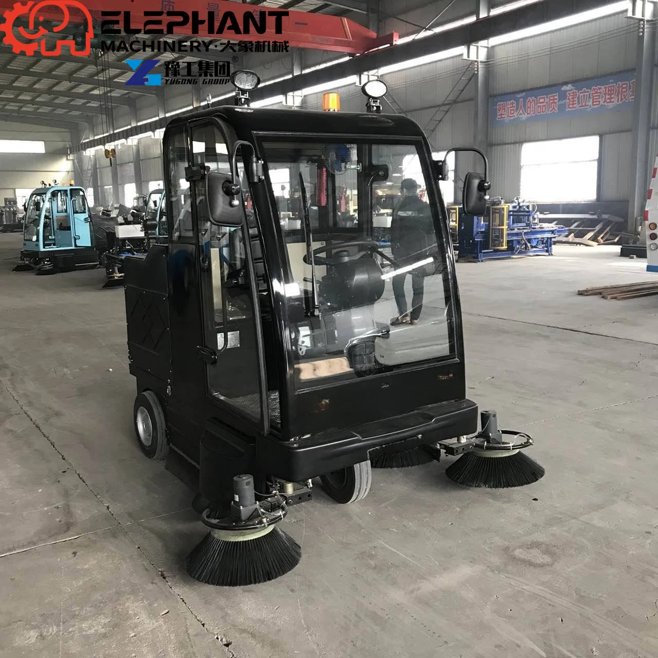 Hot Sale Pure Electric Ride On Road Sweeper Low Noise Eco Friendly Vacuum Dust Suppression Industrial Sanitation Sweeper