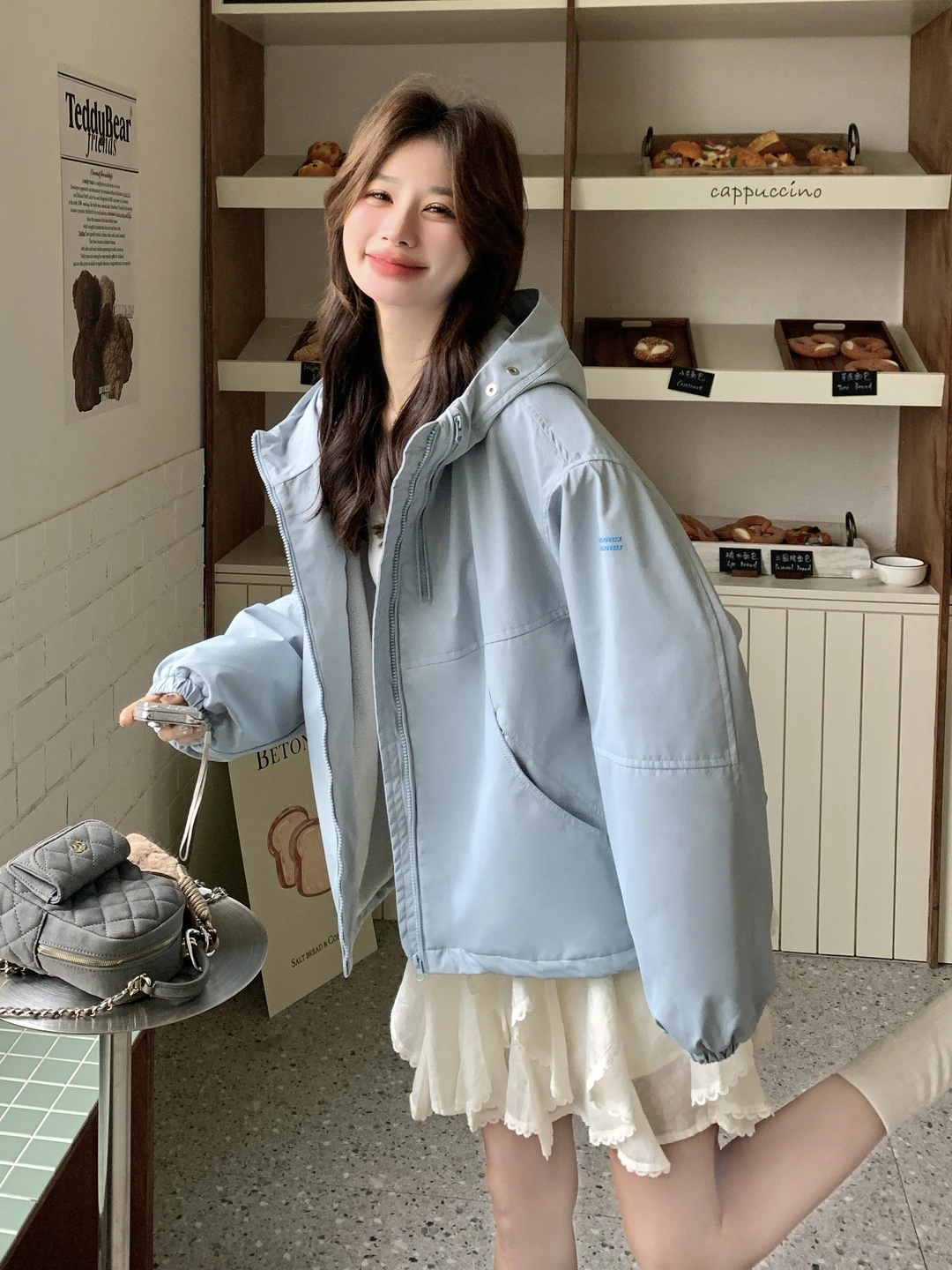 

Повседневная универсальная ветрозащитная куртка с капюшоном и вышивкой для женщин, новинка весны 2026, модная уличная короткая куртка Cleanfit свободного кроя