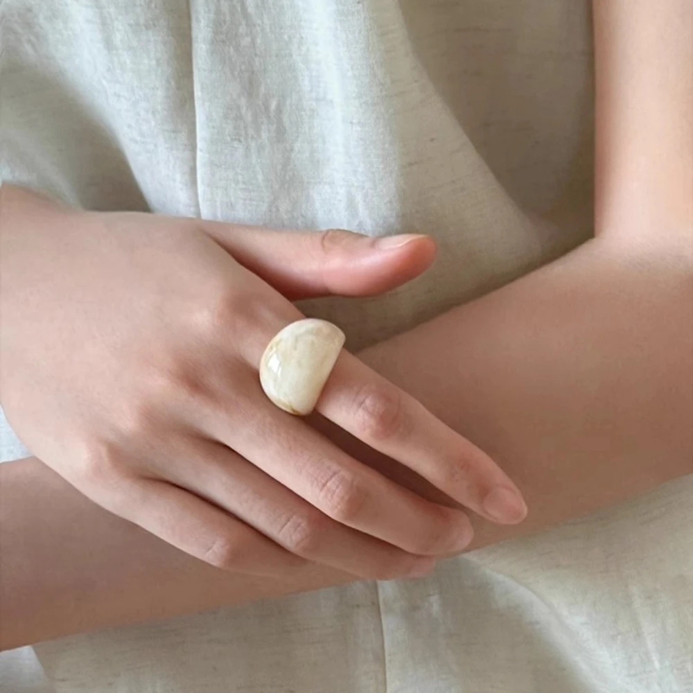 Personality Retro Amber Color Acrylic Resin Irregular Geometry Circle Ring for Women Finger Fashion Jewelry Accessories Gifts