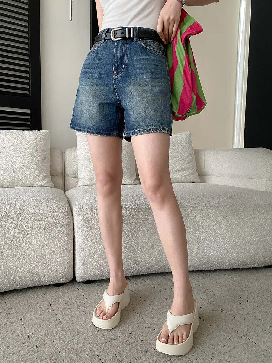 Sommerliche Damen-Shorts aus Baumwoll-Denim in einfarbigem amerikanischem Retro-Stil mit hoher Taille, schlank machendem A-Linien-Schnitt und weitem Bein. – Detail 14