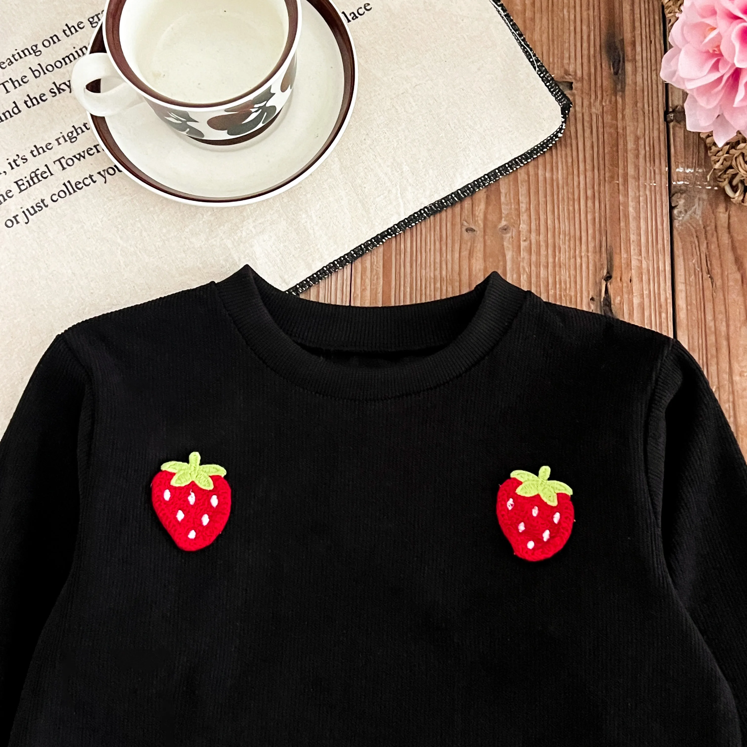 Mädchen Modisches und Lässiges Set Herbst Erdbeer-Verzierung Schwarzes Langarm-Oberteil Roter Plissierter Rock Zweiteiler Kleidungsset – Detail 4