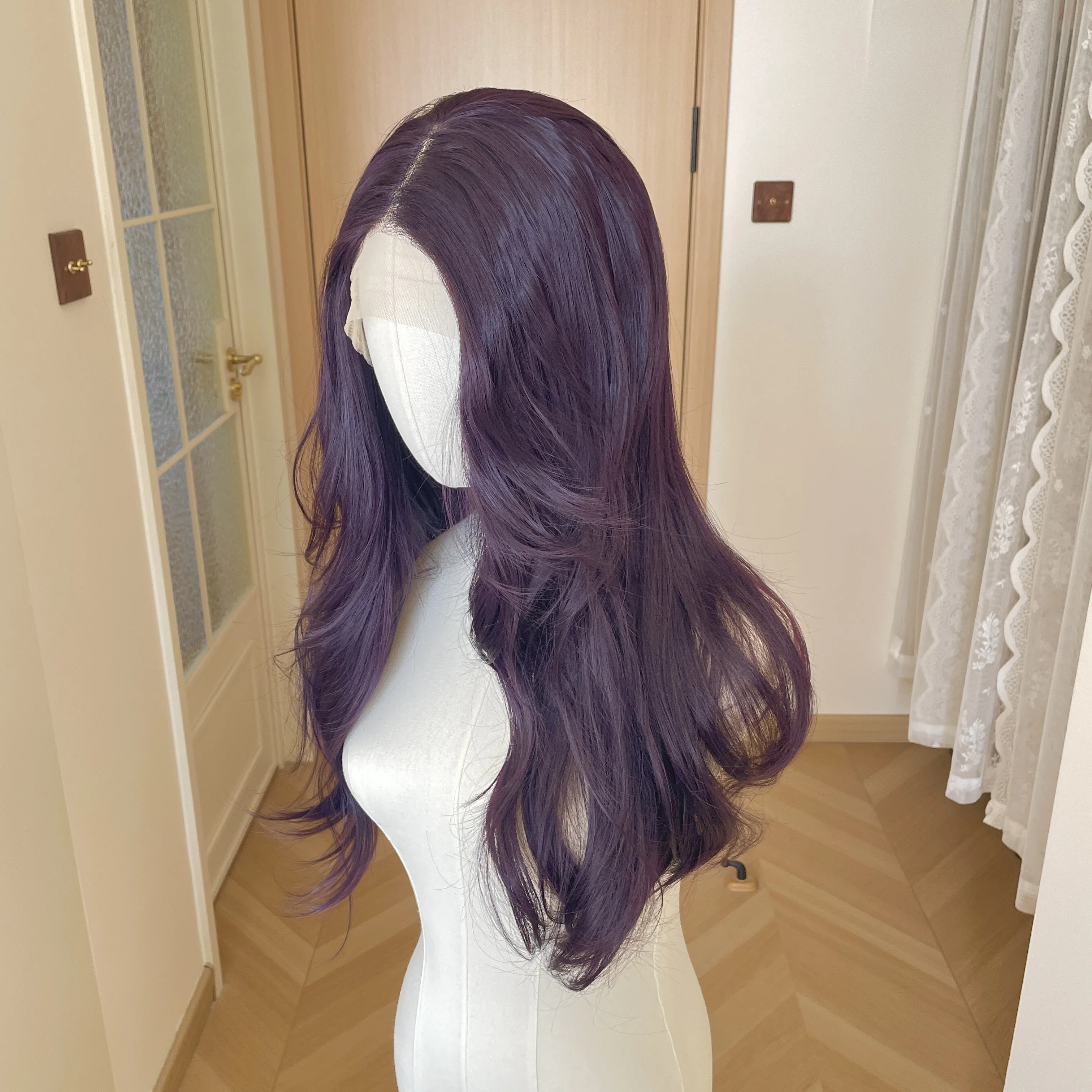 ダークパープル13x4合成レースフロントウィッグ（女性用、前髪付き）、ファッショナブルな26インチロングウェーブウィッグ、接着剤不要、150％密度、フリーパート