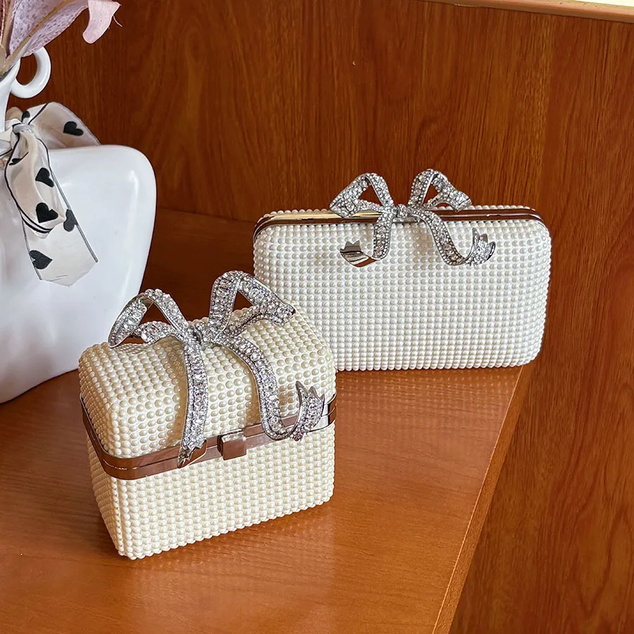 Xiaoxiangfeng pearl bow dinner box bag with gentle texture and rhinestones, exquisite and bright eyes, hand bag, square box bag.