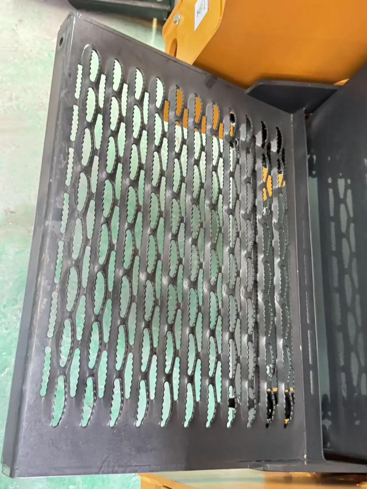 유압식 로더, 추가 스노우 블로워와 브레이커 해머가 장착된 미니 쿠보타 슬립 스티어링 로더