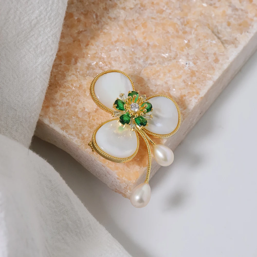 Natural Freshwater Pearl Shell Three Leaf Flower Brooch Women's Luxury Jewelry Fashion Women's and Girls' Gifts GO0561