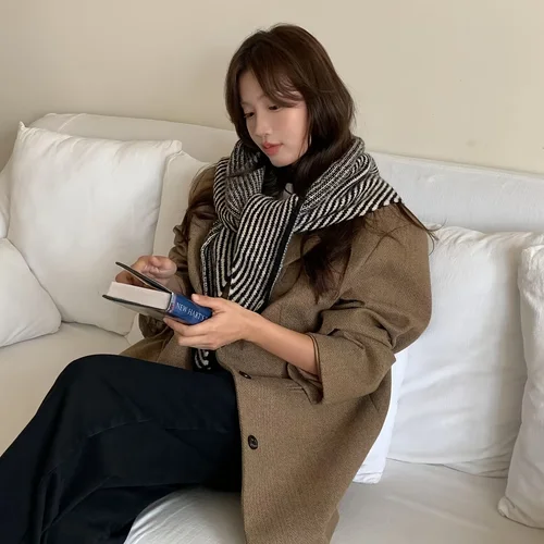Imagen 2 del producto Bufanda de rayas atmosféricas para mujer - 2026 Otoño/Invierno Nuevo y cómodo calentador de cuello tipo chal triangular. Cálido, resistente al viento y decorativo.