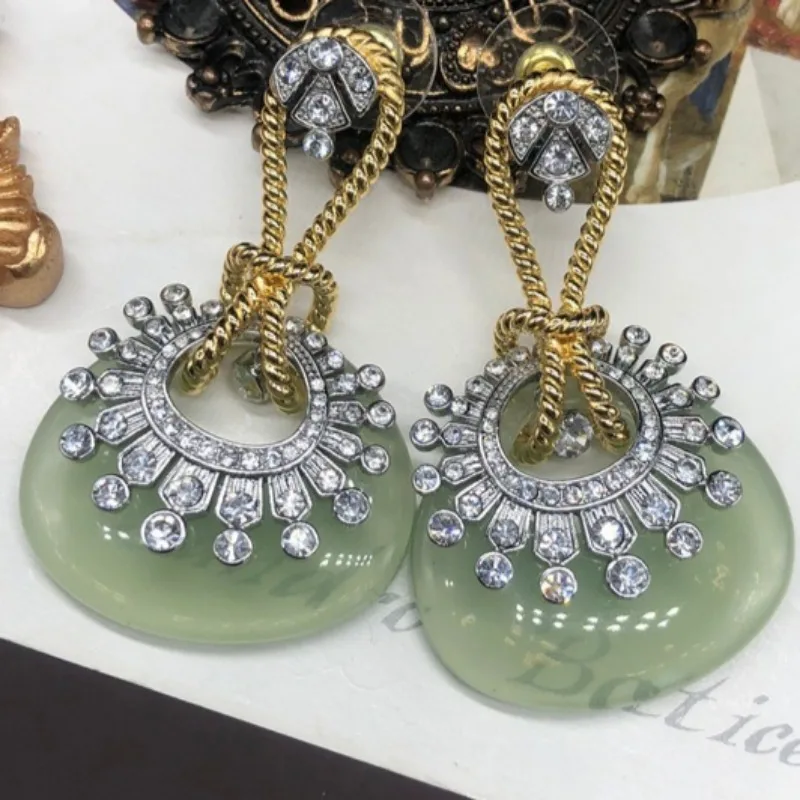 

Elegant and Light Luxury Earrings Fashionable Women Earrings Inlaid with Rhinestones Lightweight Female Jewelry for Evening