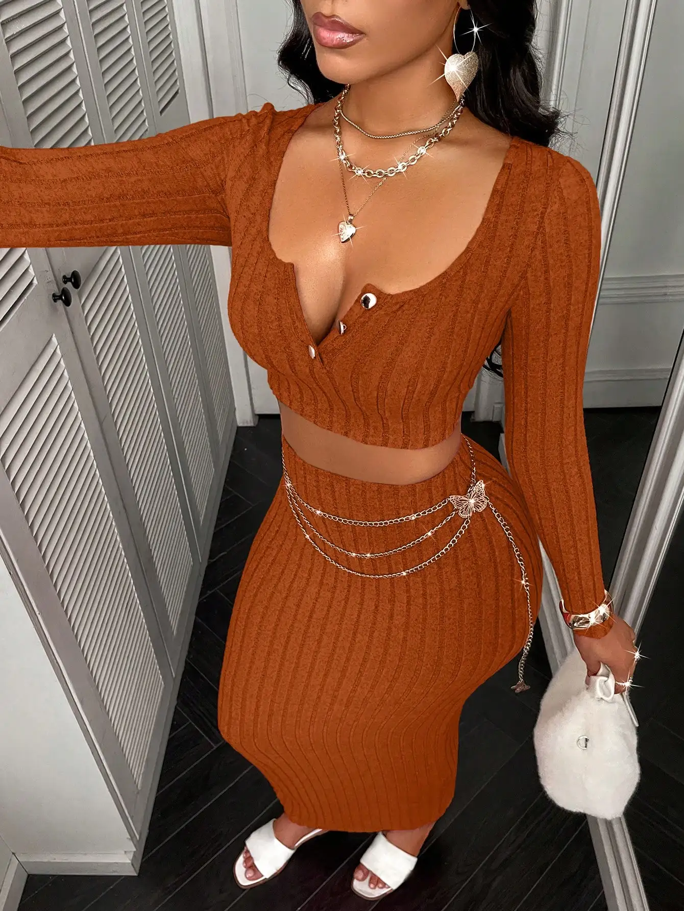 

Вязаный комплект из двух предметов цвета ржавчины с глубоким V-образным вырезом, длинными рукавами и цепочкой для повседневных прогулок